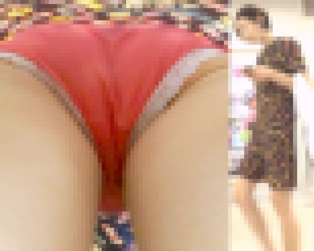 [★新作][★顔出し]パンチラ盗撮 モデル系OLさん 風チラで派手な赤パンツを超接近撮影
