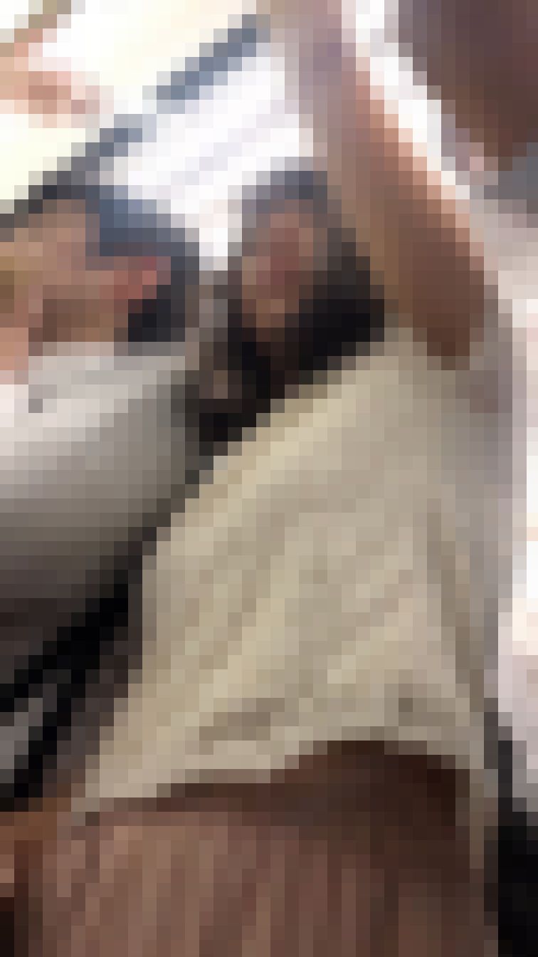 【下からの眺め16】お腹をチラ見せする女子大生を下から