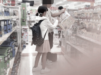 若パパと推定未満娘に忍び寄る怪しい協力者。純白の綿パンチラ撮影【禁断の逆さ撮り】