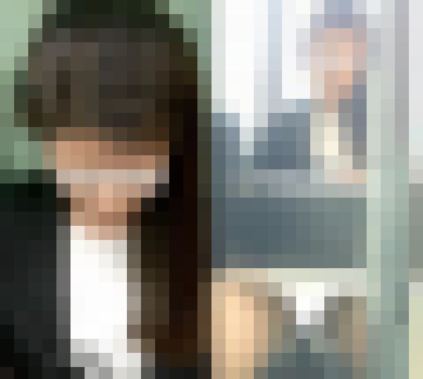 (電車対面）(顔出し)キャリーが目の前に置かれて邪魔になるも…その分…パンストあんよをくぱぁ～っとひろげてくれちゃった美人OLお