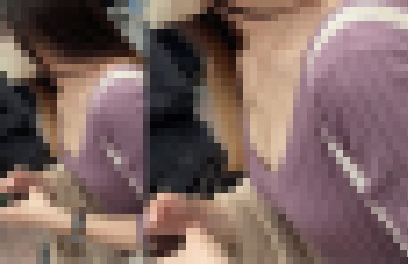 胸元ザックリニットワンピからエッチな谷間がこんにちは。