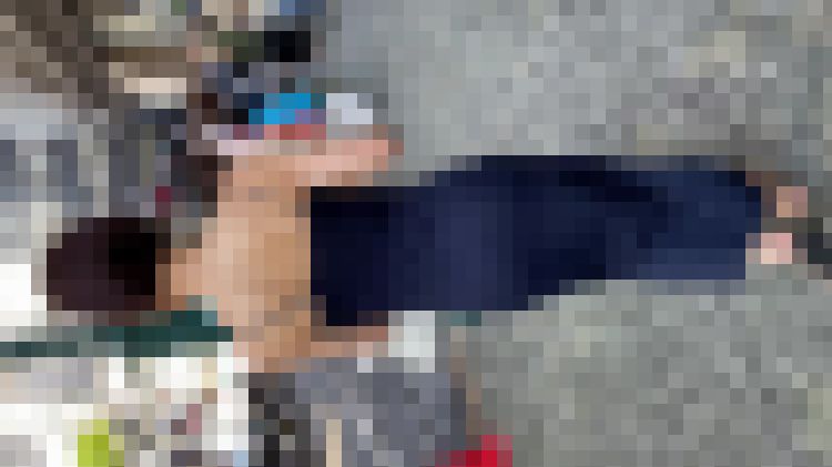 ネイビーのテロテロワンピースから…パンティーライン?