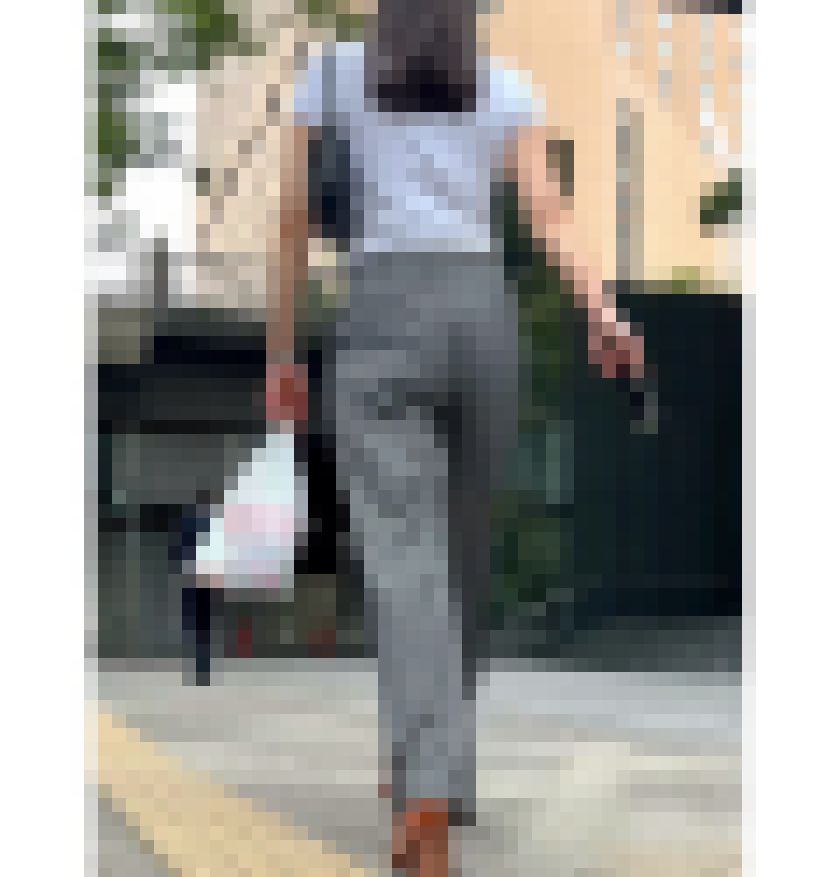 【399】夏のオフィス街を歩くグレーパンツのOLさん、終始ムニムニ。