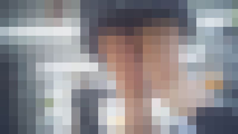 つい屈んで見たくなるミニスカ制服JK