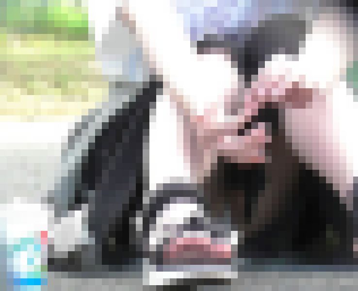 地べたに座って足を開いてしまうパンチラ動画