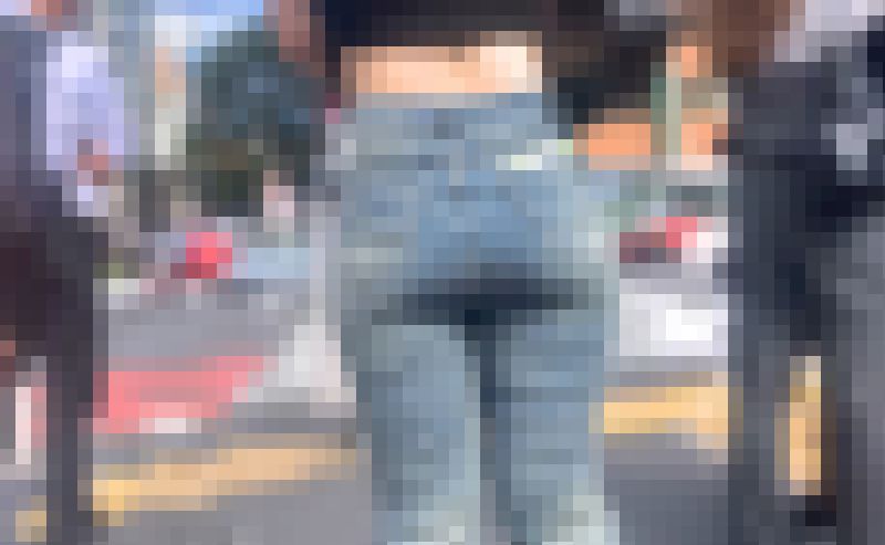 プレミアム級のエロ尻を堪能！色白エロボディギャルが自慢のケツをムニュらせ食い込みで♂を誘惑!