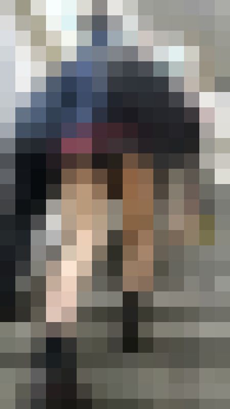 短すぎるスカートなど