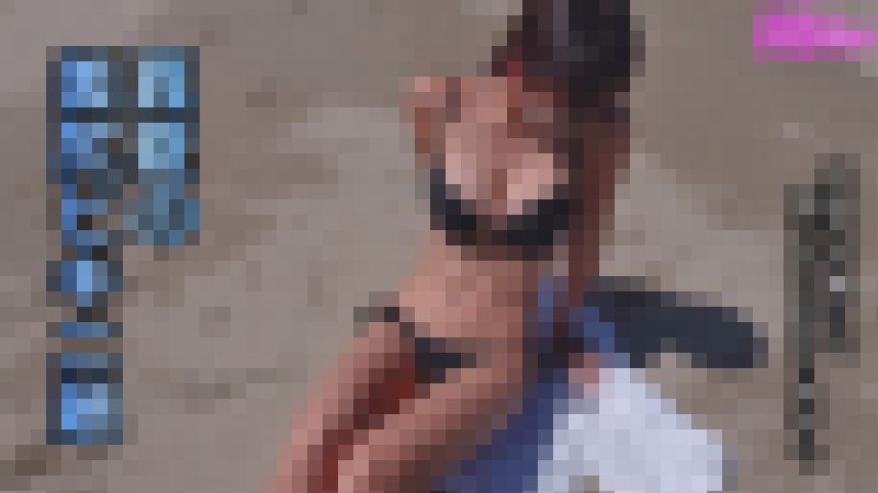 海水浴場でこっそり露出するビキニ娘（1）ラッシュガード尻、黒ビキニ水着