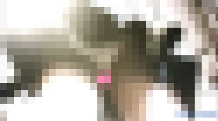 美しいミニスカ女子大生の純白パンティ丸見え！