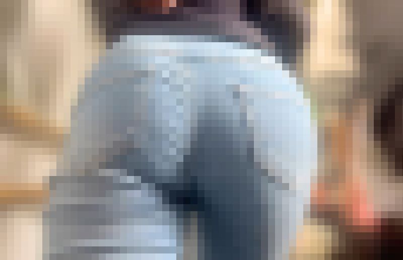 超Sクラスのデニム尻を下から堪能!自慢のケツをムニュらせパンティラインで♂を誘惑!